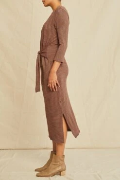 Colombe Scallop Knit Dress - Azure Umber Stripe -Mode Weft Sales Store 0120 34 Sleeve Colombe Scallop Umber Azure 3072 web f1b26ef7 0685 4f81 a284 4d4618e22fb3